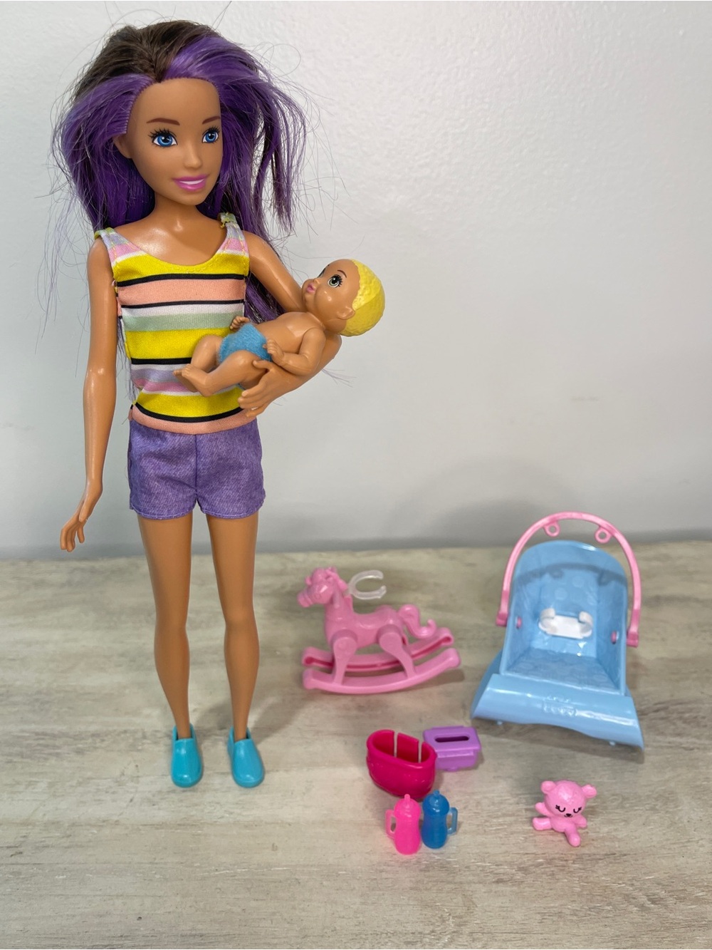 Barbie Skipper babysitter nurture nursery play set